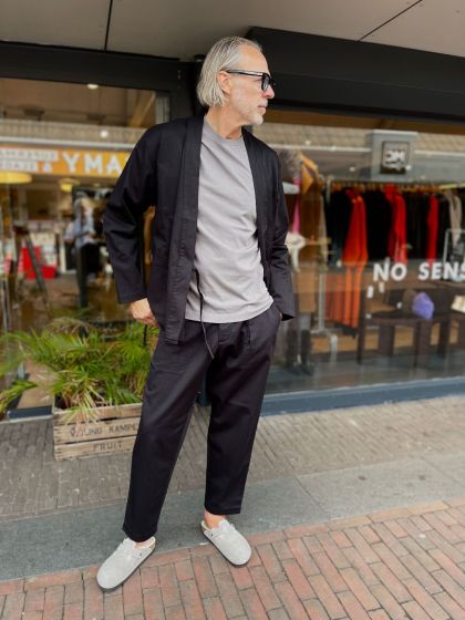 Universal Works Pleated track pant zwart.