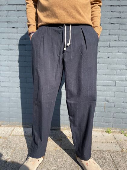 Univeral Works heren broek Pleated Track Pant Navy