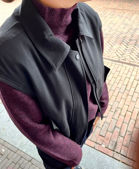 Second Female Wales Zwart 8001